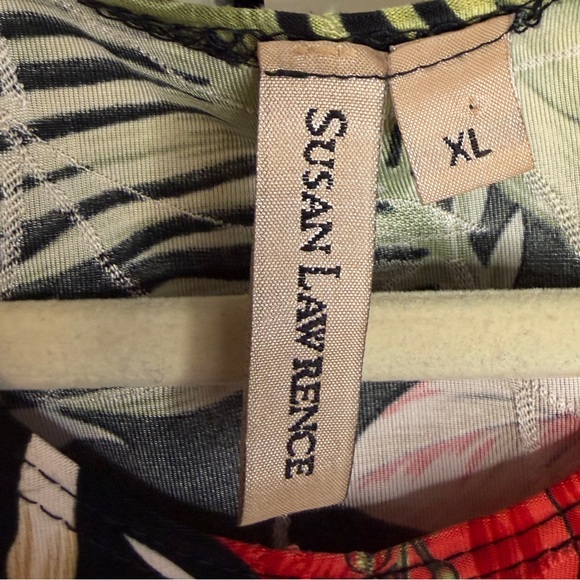 Susan Lawrence XL Tropical Floral Sleeveless Blouse Made USA Black Red Hibiscus - Picture 3 of 5